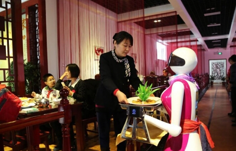 歐鎧美女機器人服務員現身泰城餐廳 唱歌、送菜啥都行