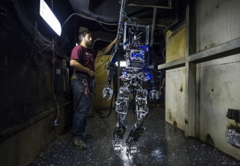 美海軍推船上消防機器人